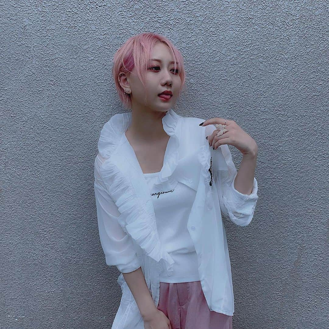 古畑奈和さんのインスタグラム写真 - (古畑奈和Instagram)「私服だにょ🦋 インスタではピンク髪お初ですね  #私服 #ピンクヘアー」8月17日 19時29分 - nao_furuhata