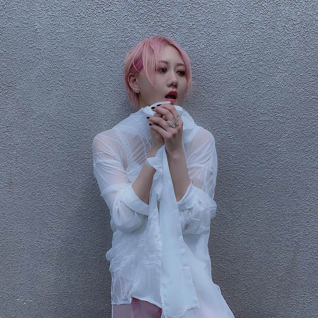 古畑奈和のインスタグラム：「私服だにょ🦋 インスタではピンク髪お初ですね  #私服 #ピンクヘアー」
