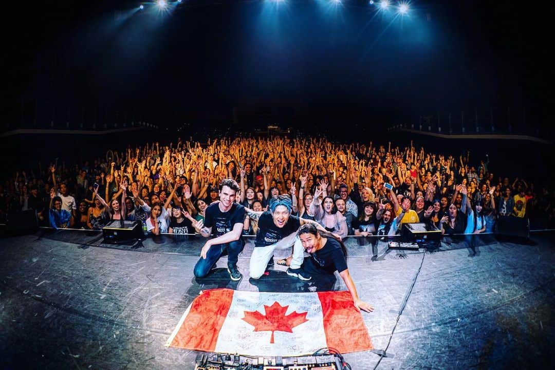 のインスタグラム：「Thank you Toronto! You guys are always beautiful 🇨🇦❤️😃トロント公演も無事に終えて、いざモントリオールへ‼️‼️🤘🏻🔥#Repost @miyavi_staff 🙏 @miyavi_ishihara “NO SLEEP TILL TOKYO” World Tour 2019 Day 14 8.16 #Toronto  @queenelizabeththeatre  Next Up! Day 15 8.17 #Montreal @otakuthonmontreal ． 📸: @zb_images ． #MIYAVI #NoSleepTillTokyo」
