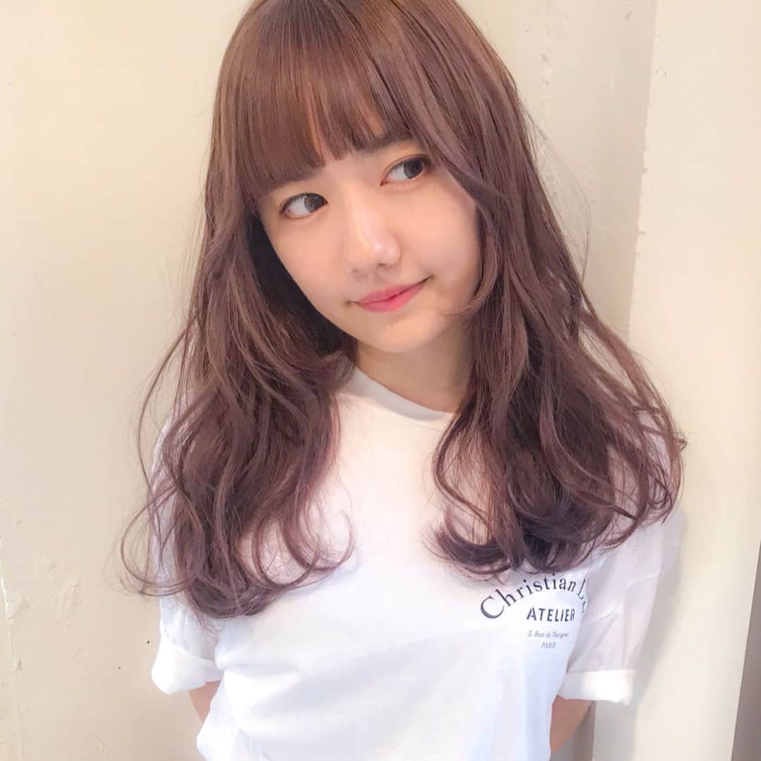 佃加菜さんのインスタグラム写真 - (佃加菜Instagram)「りかちゃん♡ @rikashiiki  creamy pink beige♡ . まろやかで柔らかい暖色系ベージュが可愛い♡ . 抜けてきても金髪が出づらく、柔らかいベージュになるのでおすすめ♡ . りかちゃんいつもありがとう🍓😊 #shima #shima_daikanyama #sweet」8月17日 19時52分 - tsukuda_kana
