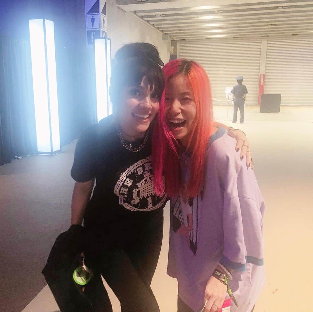 あやぺたのインスタグラム：「サマソニありがとう！！！ レインボーステージに集まってくれたみなさんありがとう！！！ むっっっちゃ暑かったけど、楽しかったー！！！！🔥 やっっと初めてライブ見れたTHE INTERRUPTERSが最高やった。 エイミー @aimeeinterrupter かわいすぎた😭❤️❤️❤️ ケビン @kevinsweatshop  のギターも最高にかっこよかった😭💪💪💪 全然気持ちを英語で話せなくて泣きそうなった。。英語がんばるしかない！  #theinterrupters  #dizzysunfist」