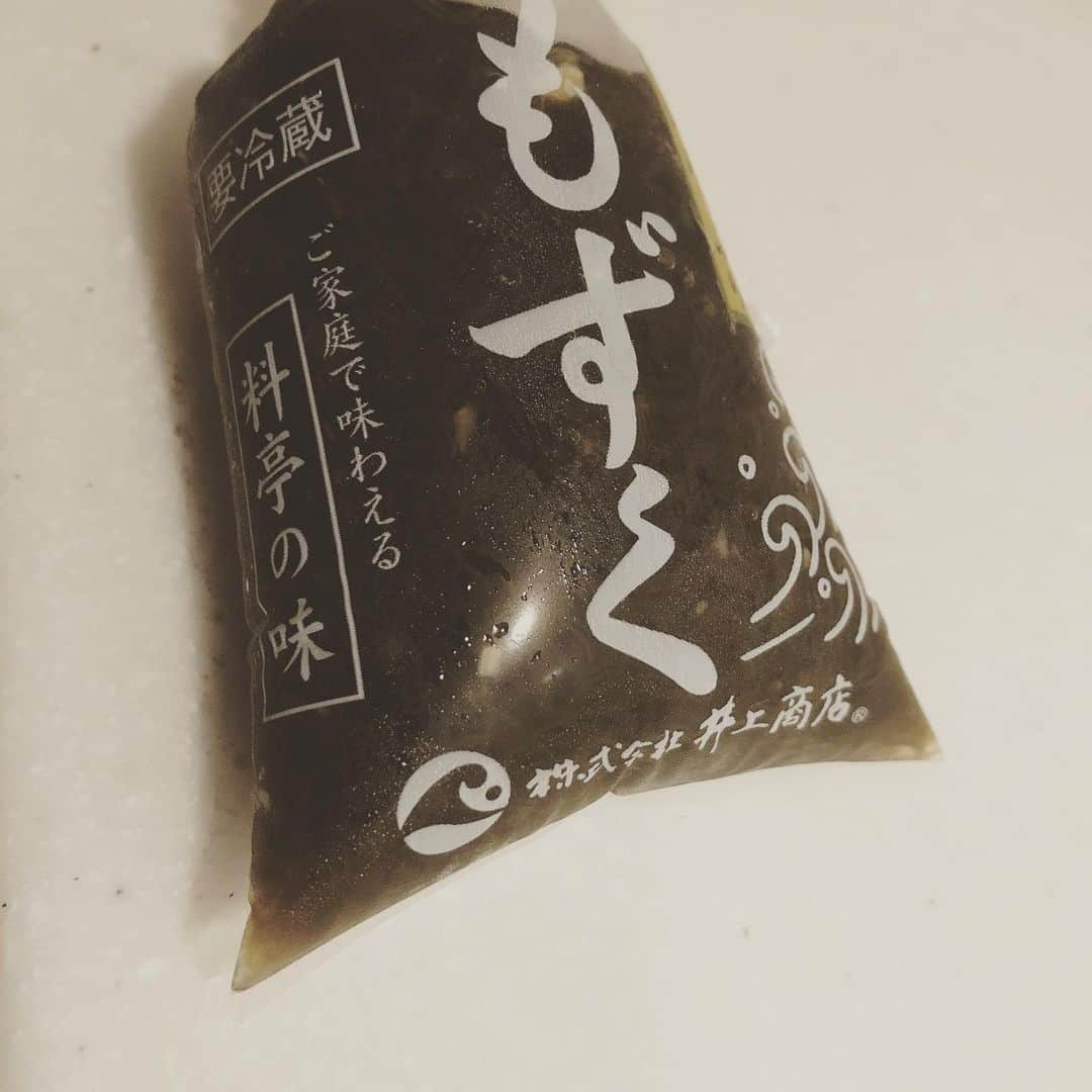 濱田マサルさんのインスタグラム写真 - (濱田マサルInstagram)「お料理中 お腹が空いて居る時 もずく とか食べてます❤️」8月17日 19時47分 - hamadamasaru