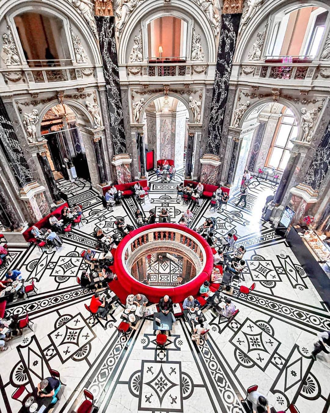 Wien | Viennaさんのインスタグラム写真 - (Wien | ViennaInstagram)「Which Story do you want to see next? Either a look inside the Heavenly Café located at the Fine Art Museum or a visit to the Palmenhaus at Burggarten? Both places offer a unique experience and are very much a must see in #Vienna! So which one do you choose: 1 or 2? by @maneel_dh & @verwayn #ViennaNow」8月17日 19時48分 - viennatouristboard