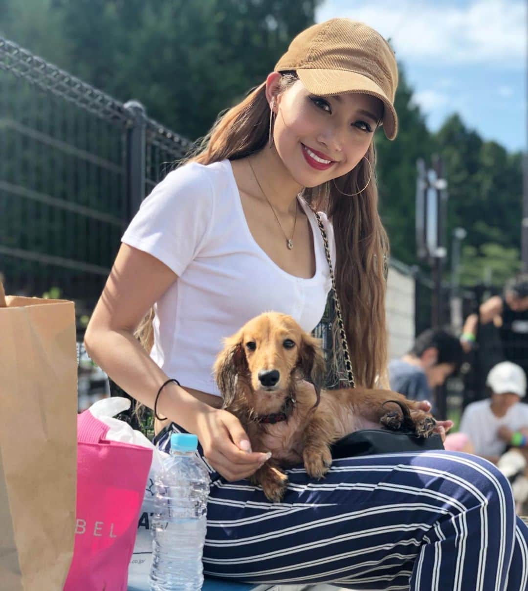 のインスタグラム：「ワンちゃん用のプールがあるところへ🐕💭 ビショビショになるまで遊んで疲れてしまったネ🤯🤯 沢山の大きなお友達に興奮してたけど帰りはぐっすり💤💤😅 すごい上手に犬かき泳ぎしててびっくり😂😂 Babyちゃんの夏休みでした🌼🌼 #濡れるとハゲちゃう  #似てる？ #baby #dog #ドッグラン #夏休み #りな散歩 #cjd_rina #cyberjapan #サイバージャパン」