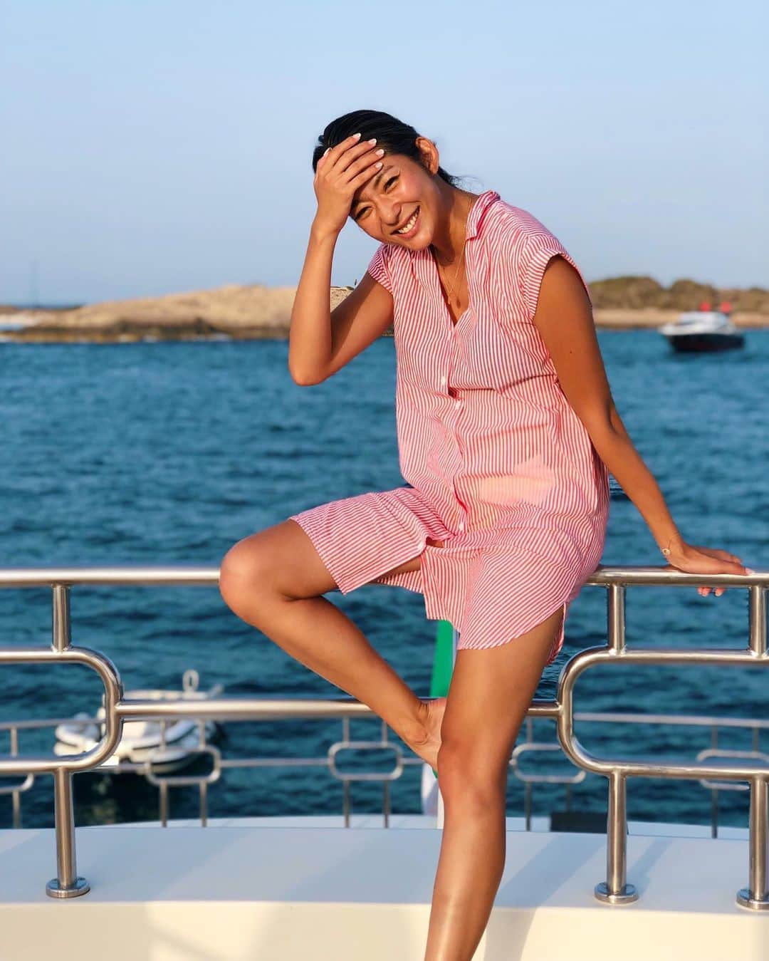 のインスタグラム：「🍾🛥☀️🌊👬👭 Perfect aperitivo!! フォルメンテラからボートに乗って近くの島へ。帰りにお友達のおじい様の船に寄ってアペリティーボ✨ 大好きなお友達と過ごす最高の夏休みに少しづつ気持ちもリフレッシュ😊みんな大人っぽく見えますが、私が1番年上です。中身の大人っぽさがオーラに出てるよね🌱♥️ ・ #formentera #ibiza #🛥」