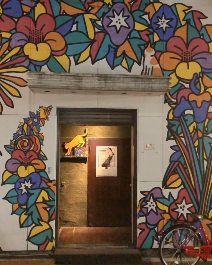 のインスタグラム：「#cabaretloungebar Kumamoto became one of my favorite place🌈💛💜 Why I love… This building that feels history. It's one and only place.  Here is made by really a good music lovers. Lounge floor has elegant cabaret style. chill🍋🍊🍏🍎💛🎵 Of course, in dance floor you can enjoy selected music with good sound. If you love genuine good music, you should go here. . 音楽好きが集まる素敵な箱です。熊本に行った際はぜひ行ってみてね☺️. . . . . #technomusiclove #minimaltechno #deeptech #deephouse #minimalhouse #undergroundclub #technohouse #undergroundtechno #undergroundmusic #technomusiclover #techhouse #techhouselovers  #undergroundhousemusic #undergroundart #undergroundhouse #goodmusiconly #熊本イベント #熊本観光 #熊本市 #kumamoto_japan #kumamotogram」