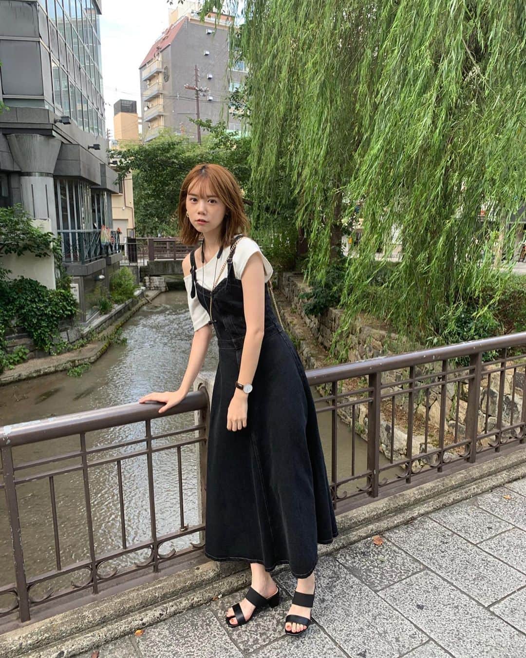 千田麻実のインスタグラム：「通りがかりの木屋町で⛩🍃 台風の影響で折れてる枝垂れ柳もあったな、、⠀ 悲しかったな。  五山の送り火もみられたよー☺︎⠀ #大文字さん #五山の送り火 #奇跡的にたまたま遭遇 #台風一過で奇跡的に京都が涼しい #奇跡の乱用 #でも台風のせいで柳も川もしなしな」