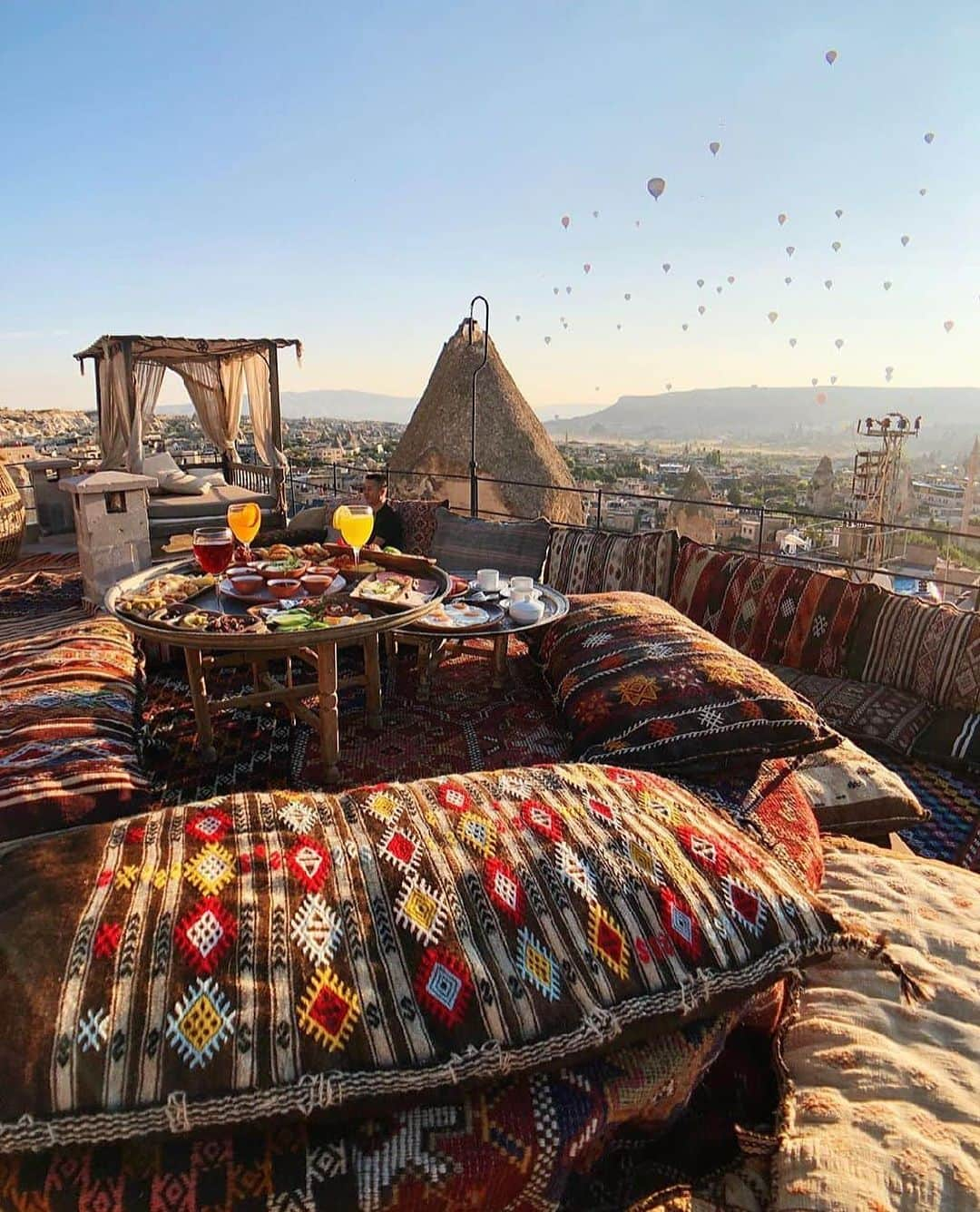 Blonde Saladさんのインスタグラム写真 - (Blonde SaladInstagram)「ON TBS BUCKET LIST:  The breath-taking views, among rocky hills and hot air balloons, of Cappadocia 🎈⛰ #theblondesalad #travel #bucketlist #cappadocia #holidays #turkey #beauties @cappadocia」8月17日 20時01分 - theblondesalad