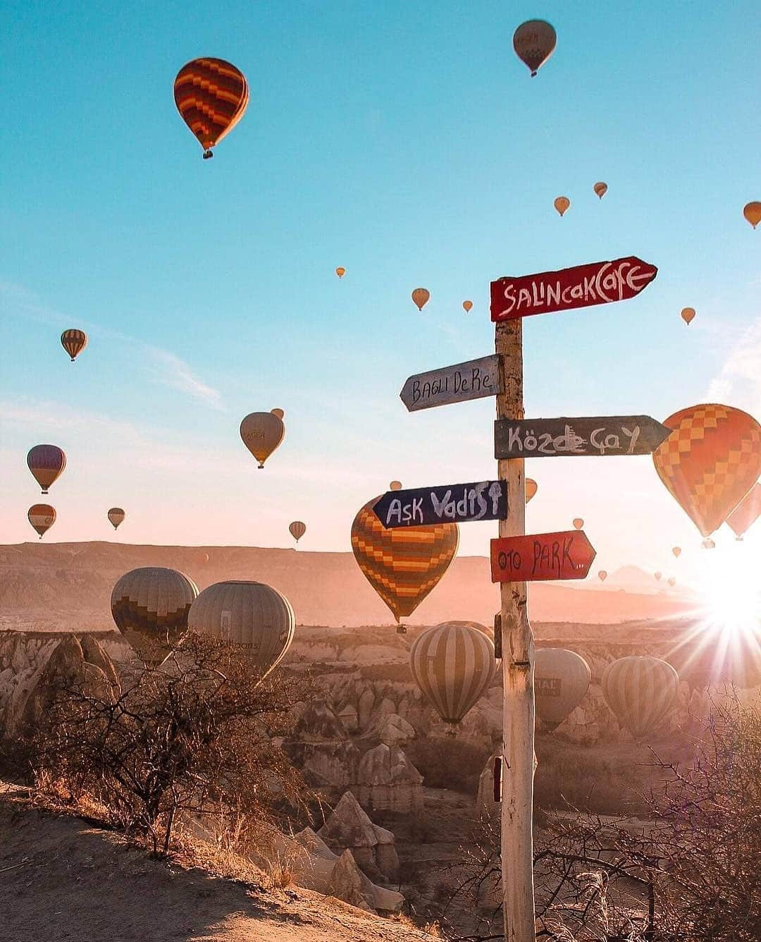 Blonde Saladさんのインスタグラム写真 - (Blonde SaladInstagram)「ON TBS BUCKET LIST:  The breath-taking views, among rocky hills and hot air balloons, of Cappadocia 🎈⛰ #theblondesalad #travel #bucketlist #cappadocia #holidays #turkey #beauties @cappadocia」8月17日 20時01分 - theblondesalad