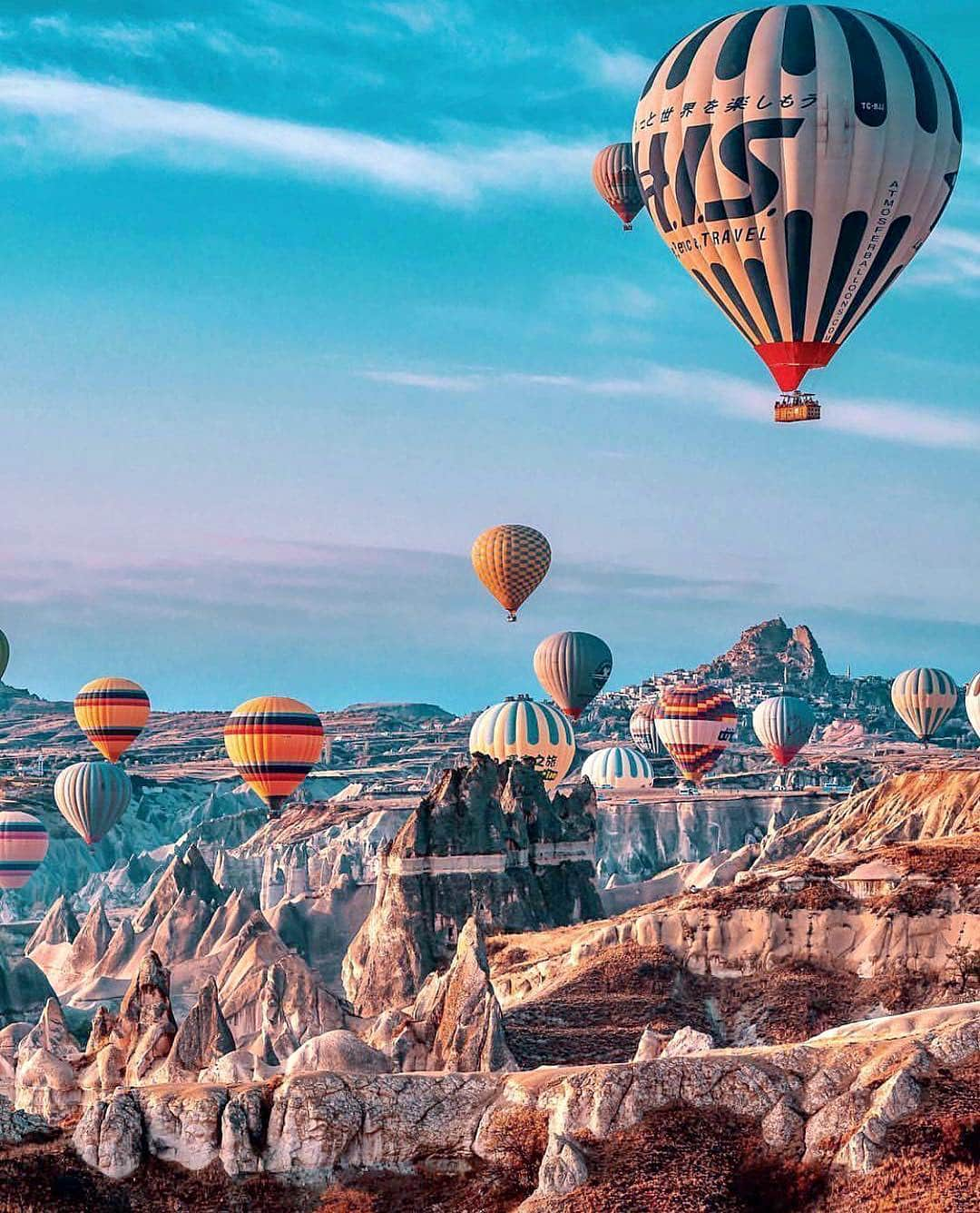 Blonde Saladさんのインスタグラム写真 - (Blonde SaladInstagram)「ON TBS BUCKET LIST:  The breath-taking views, among rocky hills and hot air balloons, of Cappadocia 🎈⛰ #theblondesalad #travel #bucketlist #cappadocia #holidays #turkey #beauties @cappadocia」8月17日 20時01分 - theblondesalad