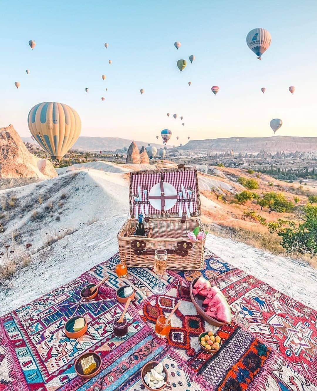 Blonde Saladさんのインスタグラム写真 - (Blonde SaladInstagram)「ON TBS BUCKET LIST:  The breath-taking views, among rocky hills and hot air balloons, of Cappadocia 🎈⛰ #theblondesalad #travel #bucketlist #cappadocia #holidays #turkey #beauties @cappadocia」8月17日 20時01分 - theblondesalad