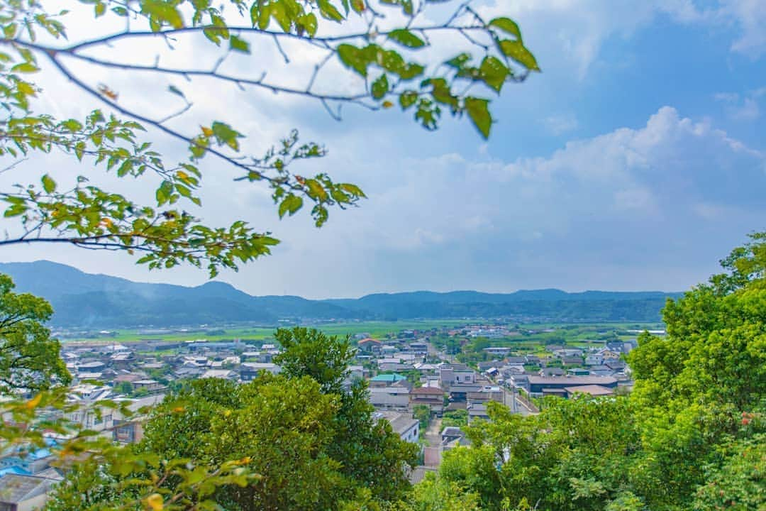 鹿児島よかもん再発見さんのインスタグラム写真 - (鹿児島よかもん再発見Instagram)「南九州市川辺町平山の南方神社へ(^-^)/ 夏の神社探訪  南方神社はあちこちにありますが、元は全て諏訪神社  喜入南方神社の記事をサイトにupしたのをきっかけに、南方神社巡りをしていますが、どこも良い雰囲気の場所が多いです  川辺町平山の南方神社も神社時代の雰囲気だけでなく、街を見渡せる眺望もなかなか良い場所です(^-^)/ #鹿児島 #鹿児島の神社 #鹿児島の風景 #南方神社 #川辺町平山の南方神社 #神社 #夏の神社 #japan #kagoshima #カメラブ」8月17日 19時56分 - kagoshimayokamon