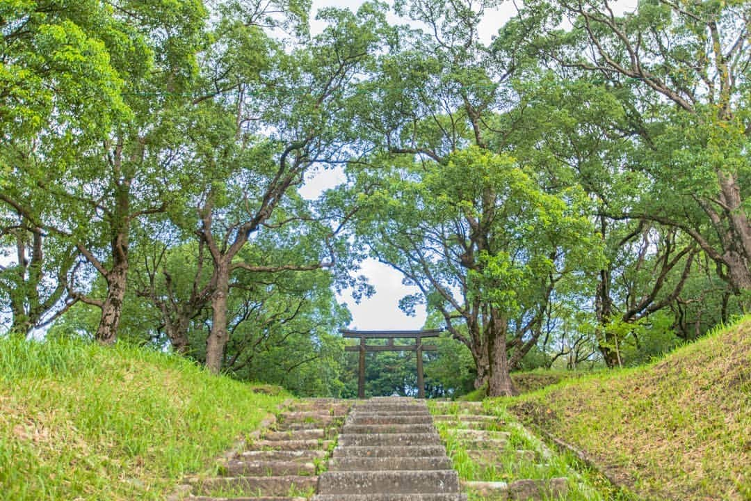 鹿児島よかもん再発見さんのインスタグラム写真 - (鹿児島よかもん再発見Instagram)「南九州市川辺町平山の南方神社へ(^-^)/ 夏の神社探訪  南方神社はあちこちにありますが、元は全て諏訪神社  喜入南方神社の記事をサイトにupしたのをきっかけに、南方神社巡りをしていますが、どこも良い雰囲気の場所が多いです  川辺町平山の南方神社も神社時代の雰囲気だけでなく、街を見渡せる眺望もなかなか良い場所です(^-^)/ #鹿児島 #鹿児島の神社 #鹿児島の風景 #南方神社 #川辺町平山の南方神社 #神社 #夏の神社 #japan #kagoshima #カメラブ」8月17日 19時56分 - kagoshimayokamon