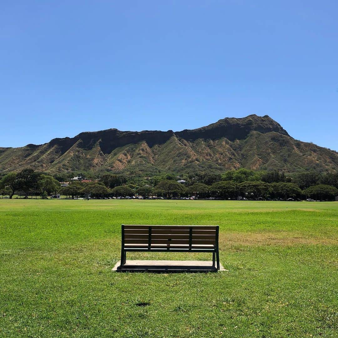Mihoさんのインスタグラム写真 - (MihoInstagram)「ふらっと散歩して、朝からこの景色に出会える幸せ🏔💫ダイヤモンドヘッドが一望できる特等席で朝からパワーチャージ🌍💙✨ ・ 話題のベンチまでの行き方をvideoにしたよ！ 朝のお散歩してみてね🌞🌵 ・ ハワイのおすすめスポットを動画で連載中！ 是非ハイライトに設置した【yahoo!creators】のリンクから動画をチェックしてみてね🎬🖤 --- #march16mhawaii #Hawaii#yahoojapan #oahu#vlog#waikikibeach#waikiki#honolulu#kapiolanipark#カピオラニ公園」8月17日 19時58分 - march16m
