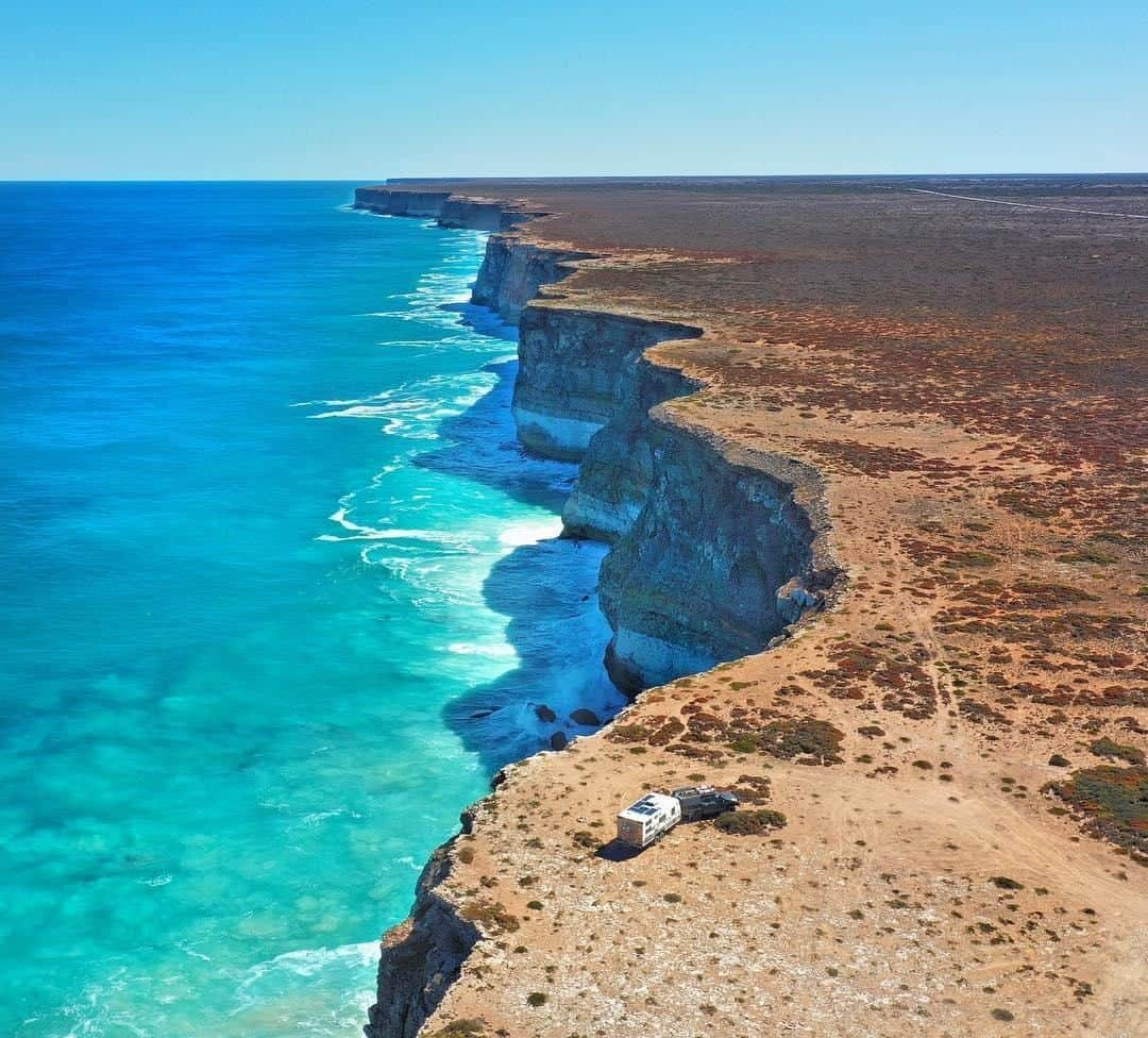 Australiaさんのインスタグラム写真 - (AustraliaInstagram)「You seem a bit on edge there, @southaustralia. 🙊 @tripinavan recently visited the impressive #BundaCliffs, which is a part of the #NullarborPlain and the world’s longest uninterrupted stretch of sea cliffs. This part of @eyrepeninsula also resembles a whale nursery, as Southern Right Whales swim through here during their annual migration between May and October. Bring a pair of binoculars and pack a picnic to enjoy at the #HeadofBight and see how many of them you can spot.  #seeaustralia #seesouthaustralia #eyrepeninsula #travel #thegreatoutdoors」8月17日 20時00分 - australia