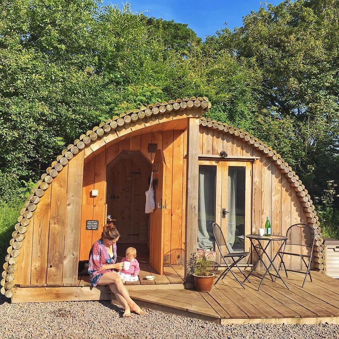Airbnbさんのインスタグラム写真 - (AirbnbInstagram)「This cozy cabin is tucked into a walled garden that dates back half a millennium. If your little one isn’t impressed, try a game of boules on your lawn or a stroll past otters and herons along the River Wye. Your favorite moments might take place after dark, though, especially if you stay up late to roast marshmallows under stars that feel only slightly smaller.  Photo: @jessikaa.may」8月18日 6時54分 - airbnb