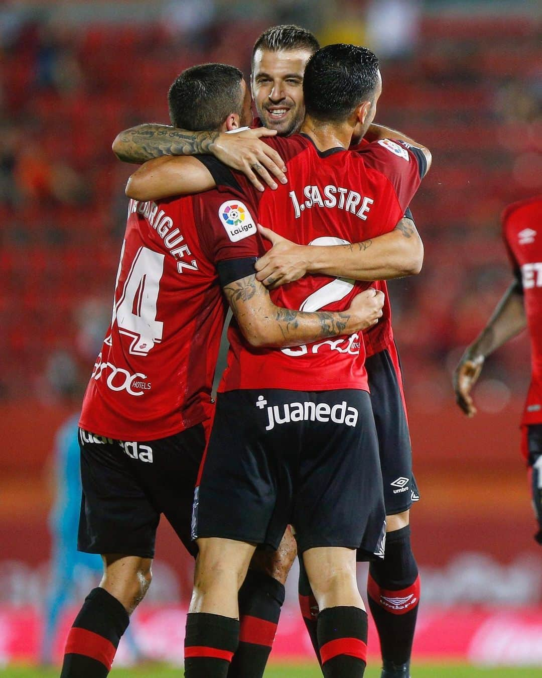 LFPさんのインスタグラム写真 - (LFPInstagram)「➕3️⃣ points! 🔥 Dreamed comeback for @rcdmallorcaoficial! ❤️ • #RCDMallorca #RCDMallorcaEibar #LaLigaSantander #LaLiga #Football」8月18日 5時21分 - laliga