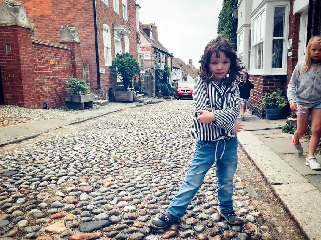 ミラ・ジョヴォヴィッチさんのインスタグラム写真 - (ミラ・ジョヴォヴィッチInstagram)「The last few weeks have been heaven. Traveling through England with my family, going to places I’ve only read about in books or seen in films. From an inn where Queen Elizabeth the 1st stayed in Rye to the Royal Crescent and the Assembly Rooms in Bath, Amberley Castle and the village of Lacock where parts of Harry Potter and Downton Abbey were filmed, I’ve had enough tea and scones to make any ordinary person sick, but hey! I’m a pregnant person, so it doesn’t count right?😉🤫 We stayed in a gorgeous 15th century coaching house in Lacock where we couldn’t go through any doorway without crouching down! You can see my 6’4 husband attempting to go through the bathroom door to help our 4 year old wash her hands and it’s pretty hilarious! We both smacked our heads on the door frames multiple times during our stay, but that’s part of what made this trip so fun and exciting! It’s really hard to choose which pics I share with you all, I’ll have to post some more in the next few days when I have more time to go through them and I’ll be posting some different ones on my daughter @evergaboanderson’s page as well so check that out too. In the meantime, I hope you’re all doing well and I’m sending loads of love from my family to yours! Xo m❤️ p.s. and a huge thank you to my girl @hairbycandicebirns for my new cut! Feels so good to not have to do sh*t to it again and it looks awesome! Love ya lady!👏🏼👏🏼👏🏼」8月18日 5時26分 - millajovovich