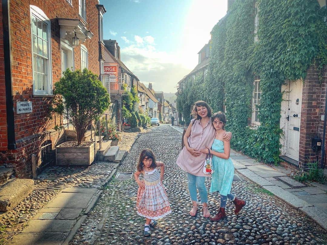 ミラ・ジョヴォヴィッチさんのインスタグラム写真 - (ミラ・ジョヴォヴィッチInstagram)「The last few weeks have been heaven. Traveling through England with my family, going to places I’ve only read about in books or seen in films. From an inn where Queen Elizabeth the 1st stayed in Rye to the Royal Crescent and the Assembly Rooms in Bath, Amberley Castle and the village of Lacock where parts of Harry Potter and Downton Abbey were filmed, I’ve had enough tea and scones to make any ordinary person sick, but hey! I’m a pregnant person, so it doesn’t count right?😉🤫 We stayed in a gorgeous 15th century coaching house in Lacock where we couldn’t go through any doorway without crouching down! You can see my 6’4 husband attempting to go through the bathroom door to help our 4 year old wash her hands and it’s pretty hilarious! We both smacked our heads on the door frames multiple times during our stay, but that’s part of what made this trip so fun and exciting! It’s really hard to choose which pics I share with you all, I’ll have to post some more in the next few days when I have more time to go through them and I’ll be posting some different ones on my daughter @evergaboanderson’s page as well so check that out too. In the meantime, I hope you’re all doing well and I’m sending loads of love from my family to yours! Xo m❤️ p.s. and a huge thank you to my girl @hairbycandicebirns for my new cut! Feels so good to not have to do sh*t to it again and it looks awesome! Love ya lady!👏🏼👏🏼👏🏼」8月18日 5時26分 - millajovovich