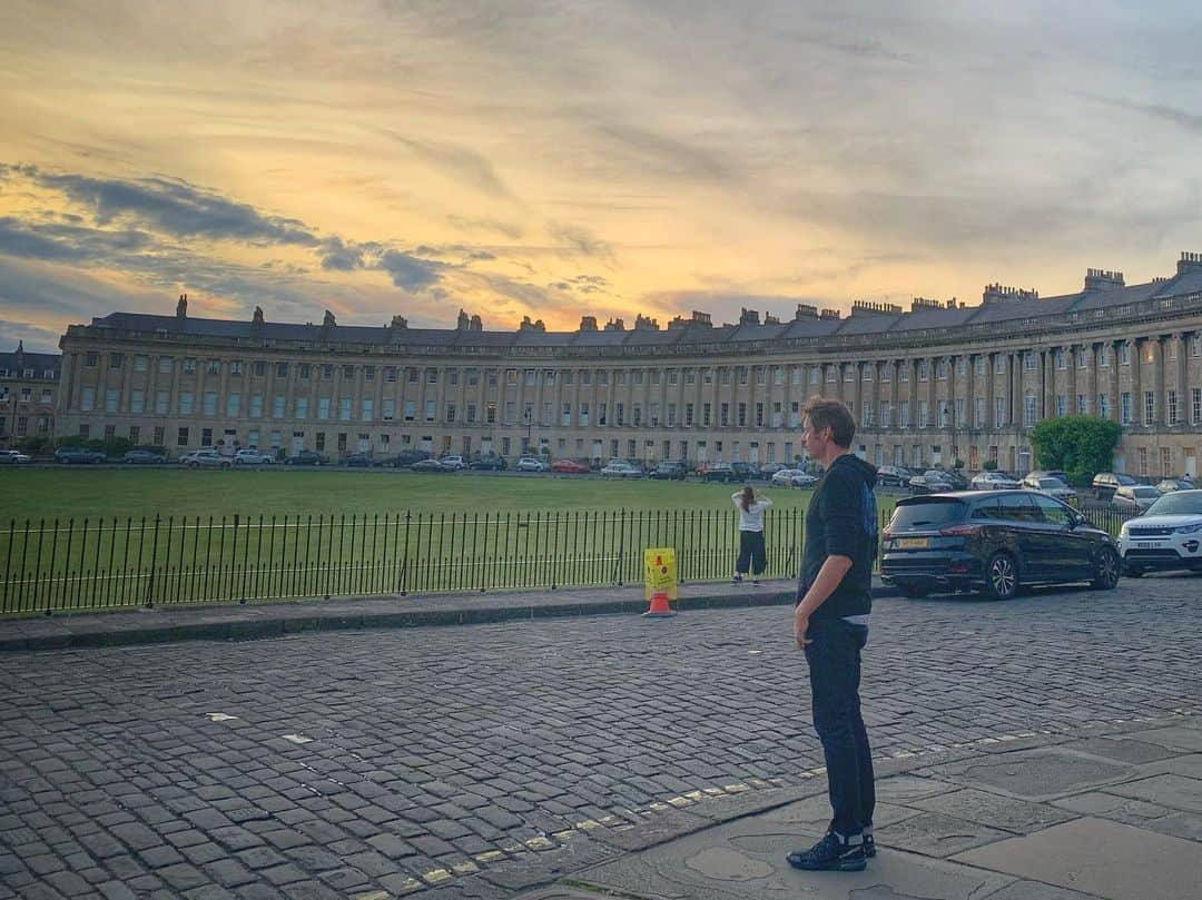 ミラ・ジョヴォヴィッチさんのインスタグラム写真 - (ミラ・ジョヴォヴィッチInstagram)「The last few weeks have been heaven. Traveling through England with my family, going to places I’ve only read about in books or seen in films. From an inn where Queen Elizabeth the 1st stayed in Rye to the Royal Crescent and the Assembly Rooms in Bath, Amberley Castle and the village of Lacock where parts of Harry Potter and Downton Abbey were filmed, I’ve had enough tea and scones to make any ordinary person sick, but hey! I’m a pregnant person, so it doesn’t count right?😉🤫 We stayed in a gorgeous 15th century coaching house in Lacock where we couldn’t go through any doorway without crouching down! You can see my 6’4 husband attempting to go through the bathroom door to help our 4 year old wash her hands and it’s pretty hilarious! We both smacked our heads on the door frames multiple times during our stay, but that’s part of what made this trip so fun and exciting! It’s really hard to choose which pics I share with you all, I’ll have to post some more in the next few days when I have more time to go through them and I’ll be posting some different ones on my daughter @evergaboanderson’s page as well so check that out too. In the meantime, I hope you’re all doing well and I’m sending loads of love from my family to yours! Xo m❤️ p.s. and a huge thank you to my girl @hairbycandicebirns for my new cut! Feels so good to not have to do sh*t to it again and it looks awesome! Love ya lady!👏🏼👏🏼👏🏼」8月18日 5時26分 - millajovovich