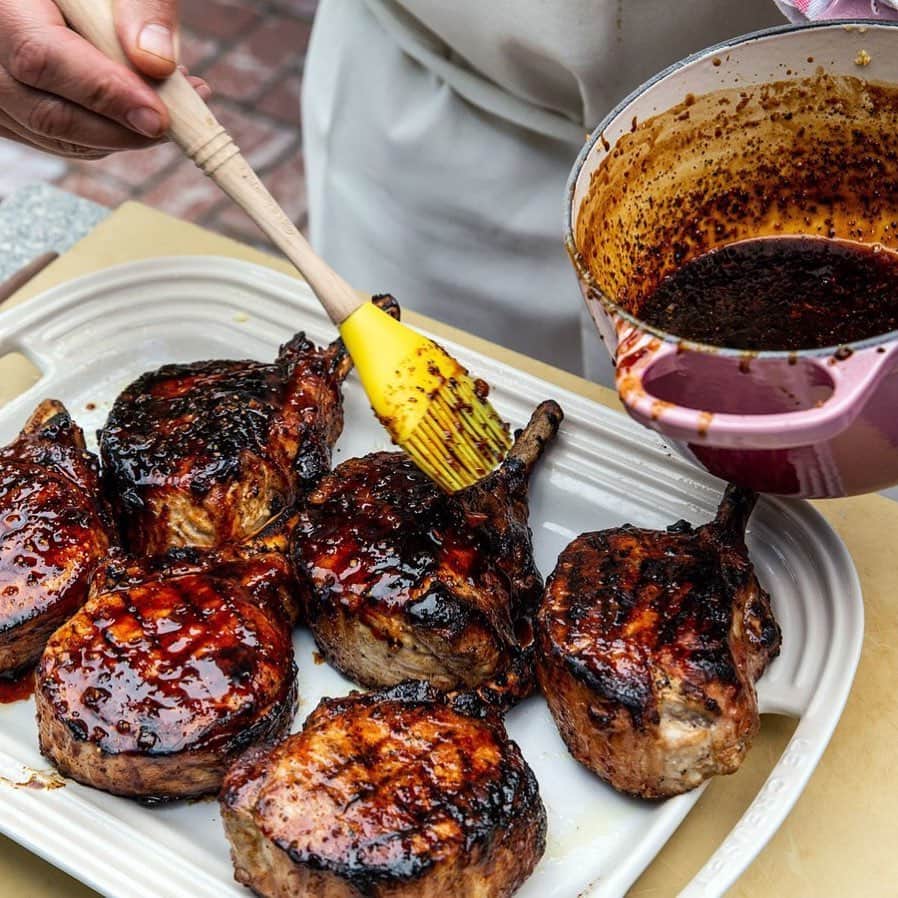 Food & Wineさんのインスタグラム写真 - (Food & WineInstagram)「@chefludo knows that the best way to cook pork chops is to grill them like steak. 🥩 Tap the link in our bio for his method and recipe. 📷: @chloecrespi」8月18日 5時32分 - foodandwine