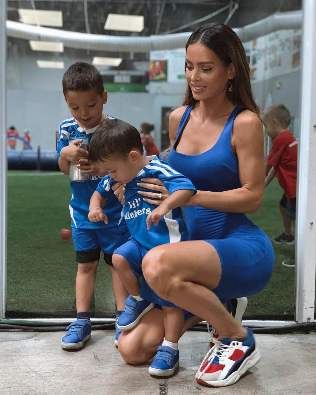 サラ・ステージさんのインスタグラム写真 - (サラ・ステージInstagram)「Logan is a whole mood #soccerMom ⚽️⚽️⚽️⚽️ #momlife  @fashionnova」8月18日 5時34分 - sarahstage