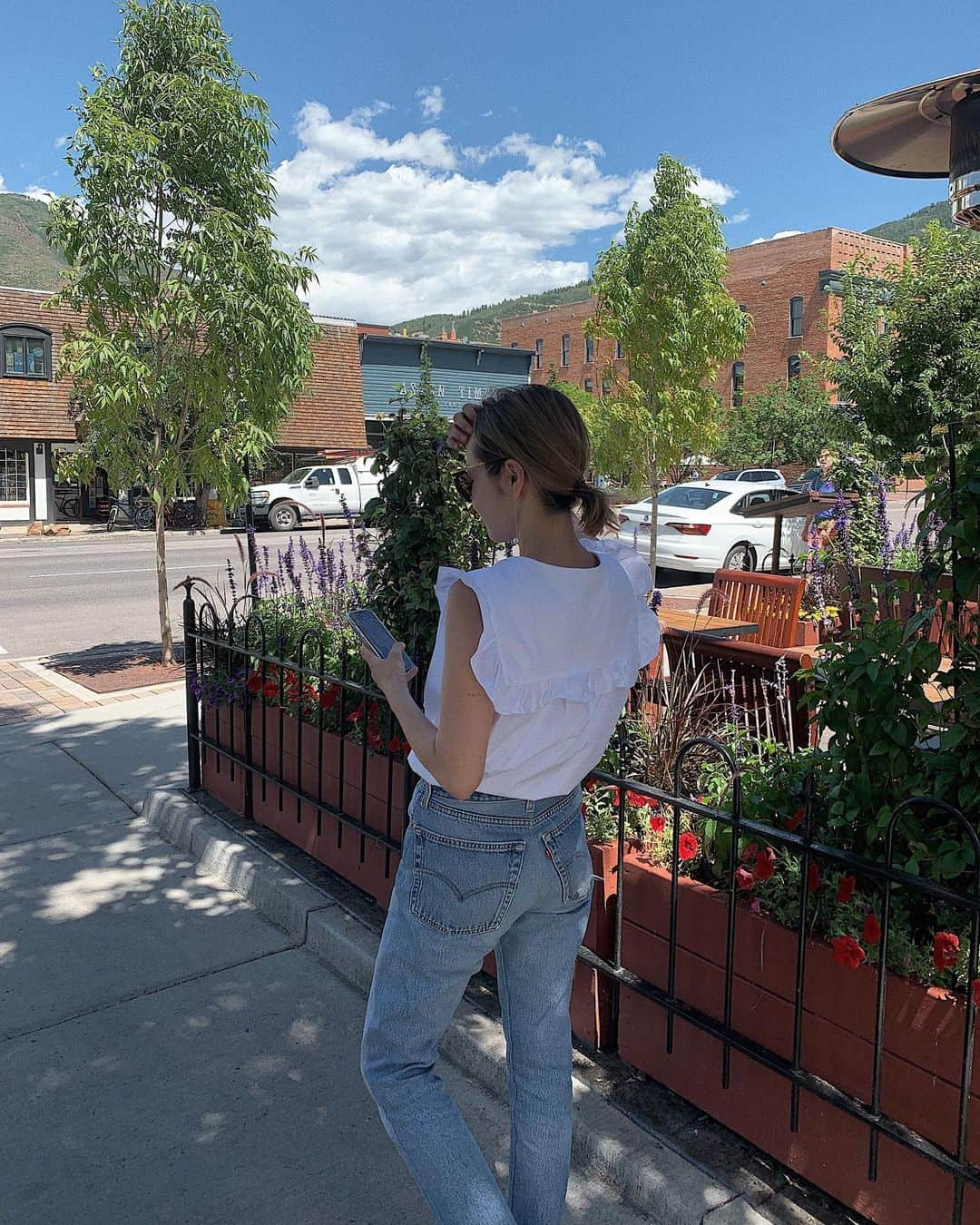 翁安芸さんのインスタグラム写真 - (翁安芸Instagram)「Weekend in Aspen🌳 最高に気持ちのいいアスペンの夏。#summerinaspen #aspen #akiweng #redone #zara #アスペン #翁安芸」8月18日 5時43分 - akinyc