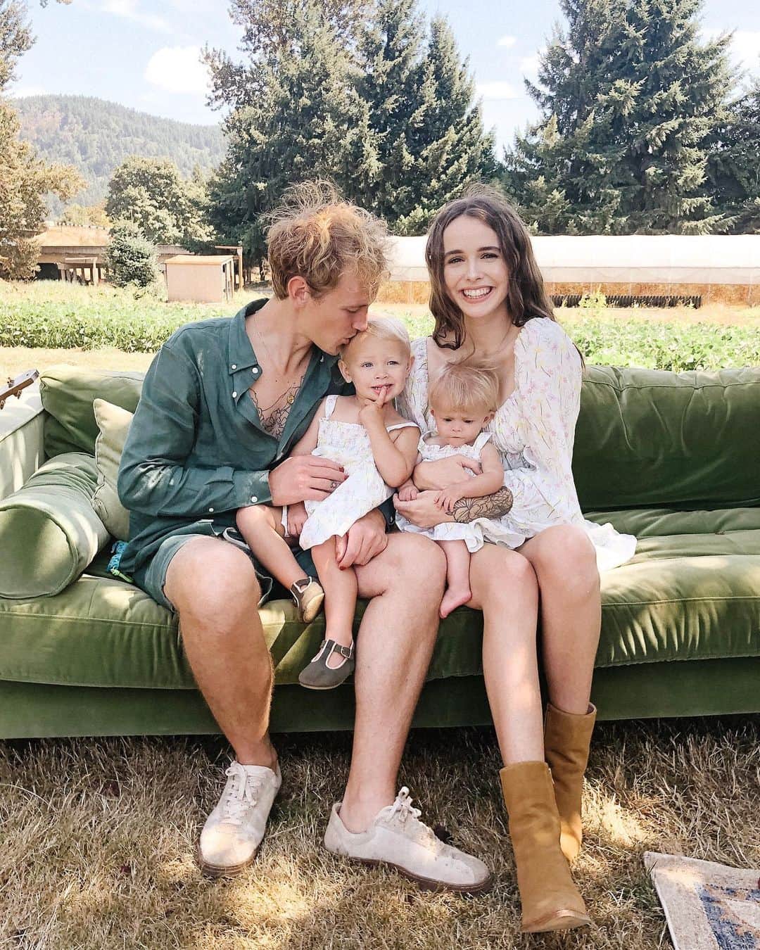 Acacia Brinleyさんのインスタグラム写真 - (Acacia BrinleyInstagram)「Had literally the best time ever at our FarmFest! Meeting all of you beautiful people, being with family, supporting my favorite human ever @jairusjosephkersey , and vibing out to his beautiful music. 💛」8月18日 5時49分 - acaciakersey