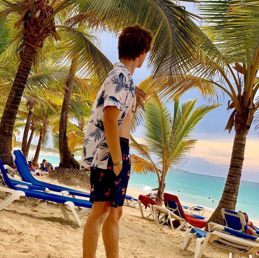 Dylan Dauzatのインスタグラム：「Hard work & real estate never sleeps! I’ve been blessed being able to work 17 hours a day, 6 days a week the last few months. Took a quick week vacation in the Caribbean’s 🌴🇩🇴☀️」