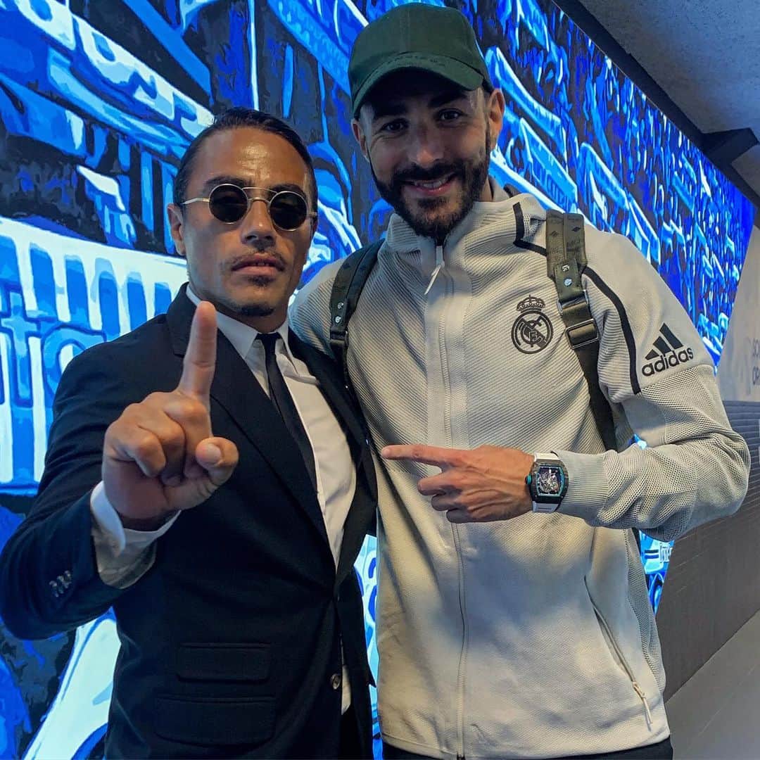 Saltbae（ヌスラット・ガネーシュ）さんのインスタグラム写真 - (Saltbae（ヌスラット・ガネーシュ）Instagram)「“You brought us luck” he said. Great start to the season brother! @karimbenzema」8月18日 5時56分 - nusr_et