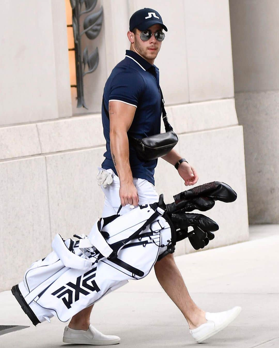 Just Jaredさんのインスタグラム写真 - (Just JaredInstagram)「@nickjonas puts his buff muscles on display while heading out for a round of golf on Saturday morning in New York! #NickJonas Photo: Splash」8月18日 5時59分 - justjared