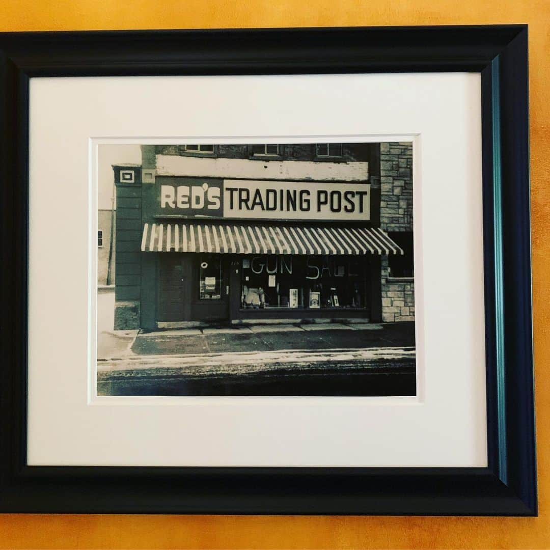 ニッキー・シックスさんのインスタグラム写真 - (ニッキー・シックスInstagram)「#RedsTradingPost #TwinFalls #Idaho. This photo hangs in my home....I heard a few years ago they put a plaque outside Reds in my name.I don’t know about any of the other #Dreamers out there but sometimes I just look up in a sky and say “How did this happen again?” 🖤 PS 🏴‍☠️———I actually stole my first guitar in Seattle at a music store around 72 but had to leave Seattle on minor drug charges (selling candy at a Stones concert) and moved to Idaho to work on a farm and save money. Then bought a Les Paul copy at Reds and headed for #losangeles」8月18日 6時13分 - nikkisixxpixx