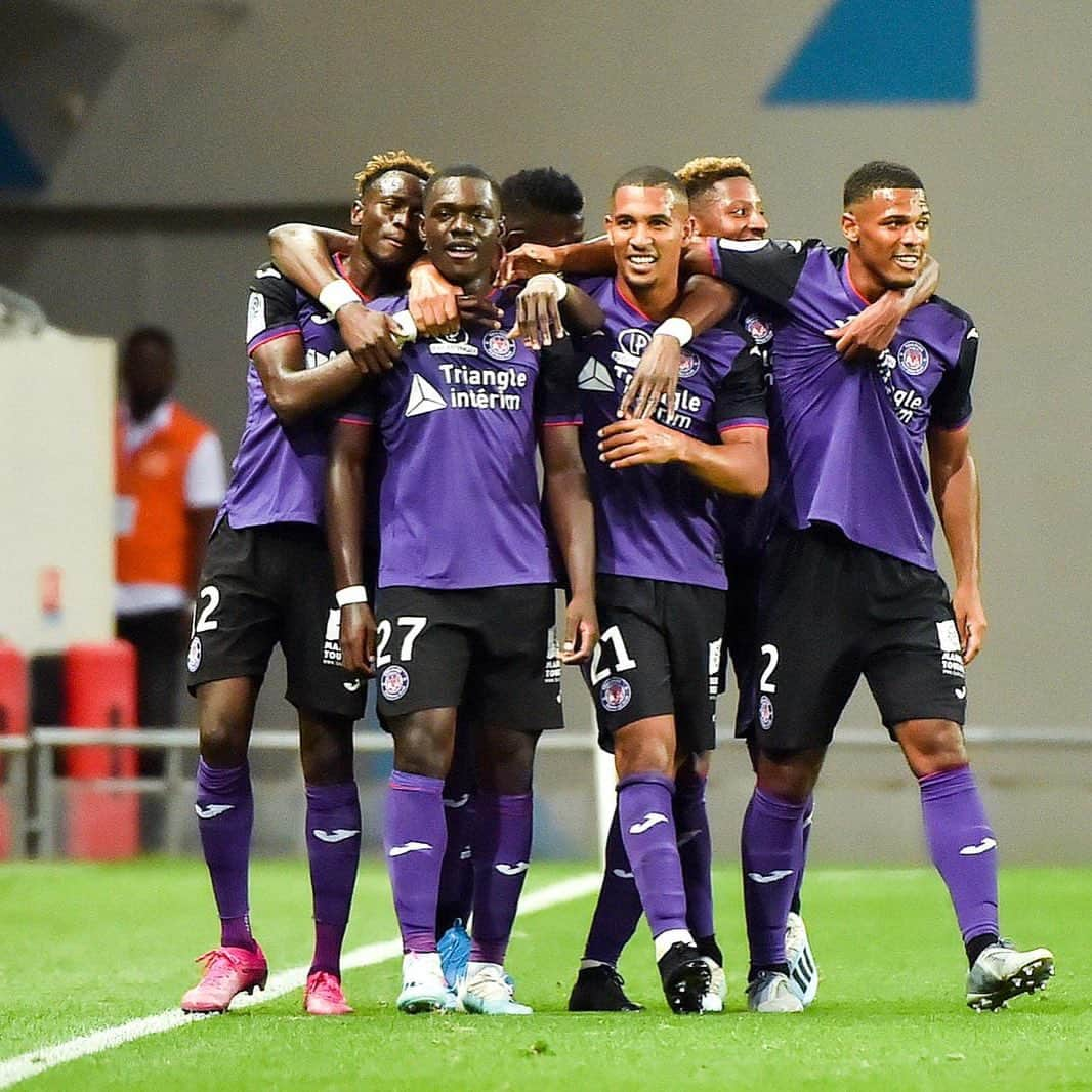 ウィリアム・ヴァンクールのインスタグラム：「Première victoire pour le premier match à la maison 🔥 félicitations @jvmakengo17 💪🏽💪🏽💜 #ForzaTFC #TeamSpirit」