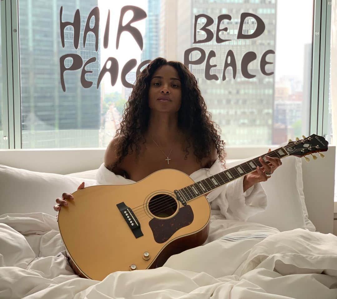 シアラさんのインスタグラム写真 - (シアラInstagram)「In the same bed where John Lennon and  @yokoonoofficial Ono recorded Give Peace a Chance ☮️. Montreal #Pride」8月18日 6時10分 - ciara