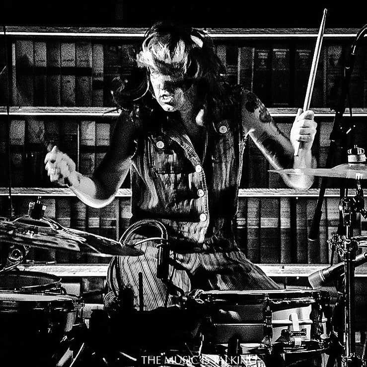 のインスタグラム：「#Repost @themusicistalking ・・・ the awesomeness and fierceness of @aptbs #aplacetoburystrangers . . #punkrock  #garagerock #drummer #noiserock  #drums #rockandroll  #rockabilly #bookshelf  #bnw_demand #drummers #drumset  #bnwphotography #silouette #drums #drummersofinstagram #drummergirl @jj_blackwhite @rock_bnw  @jj_musicphotos @jj_musicislife @niftyfew @thehub_rock @femaledrummers @drummersjournal @superdrummers @modern_drummer  @ig_photostars_bw @ig_rock_details @ig_photostars  @sonyalpha @sonyalphanz @sonya7iii  @alphabravo.nz  @sonyalphaphotos  @thinktankphoto  @blackrapid  @audioloveofficial #htbarp #followthelightchasethemusic @themusicistalking  Photo © Alexander Hallag」