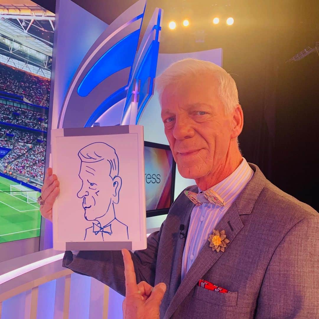 ホープ・ソロさんのインスタグラム写真 - (ホープ・ソロInstagram)「Sir Gareth Beast Mode Bale And @thomasrongen the artist」8月18日 6時34分 - hopesolo