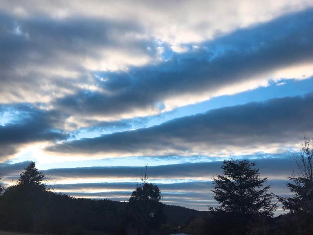 伊藤さつきのインスタグラム：「🇦🇺☁︎☁︎☁︎ #へんなくも#すごい空#きょうのあさ」