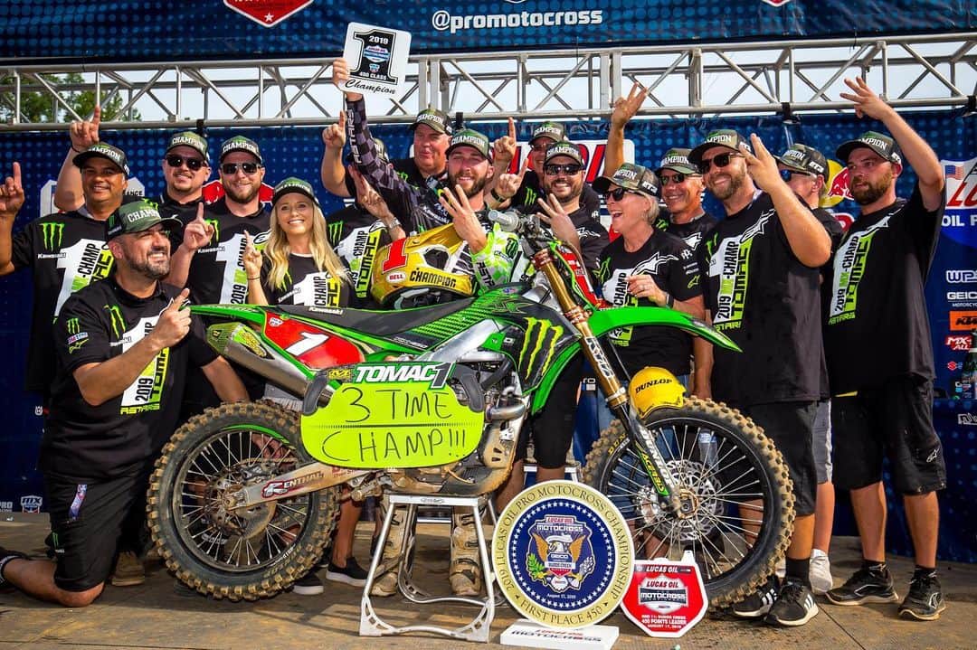 Racer X Onlineさんのインスタグラム写真 - (Racer X OnlineInstagram)「The pit board says it all... Congratulations to @elitomac and company on a hard-fought third consecutive @promotocross 450 Class title. | @racekawasaki @kawasakiusa (Photo: @shepherdphotos)」8月18日 6時36分 - racerxonline
