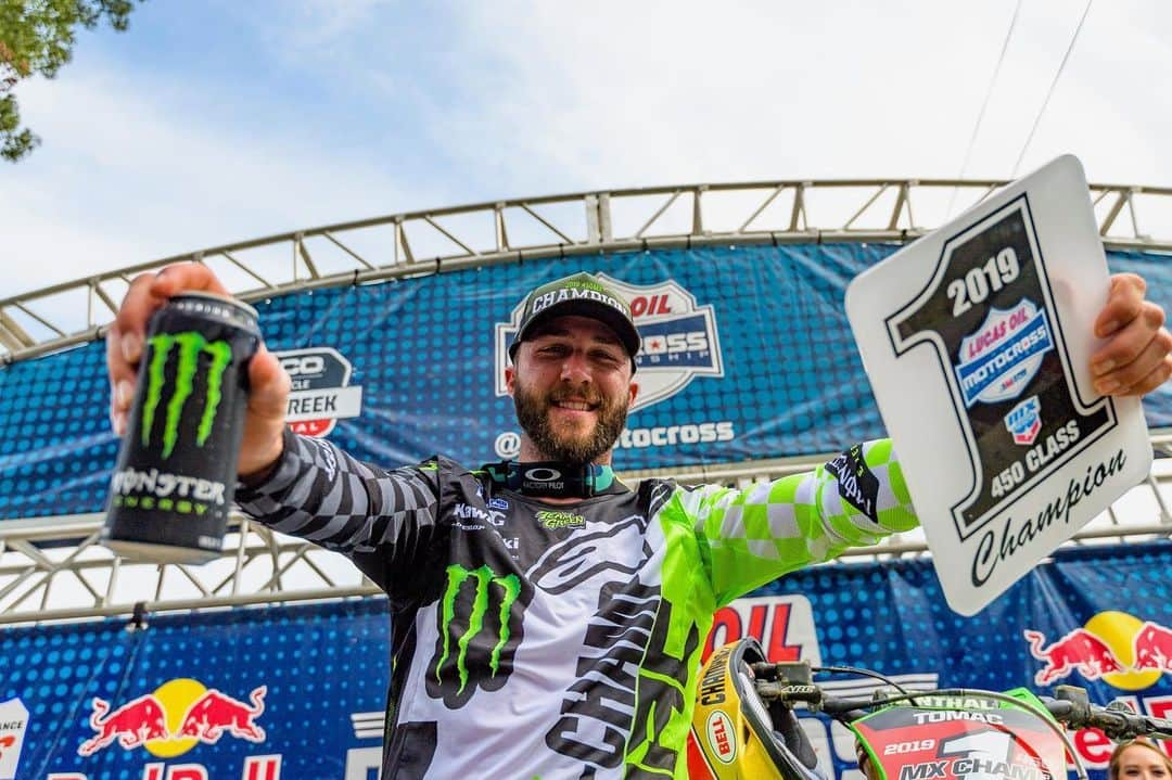 モンスターエナジーさんのインスタグラム写真 - (モンスターエナジーInstagram)「For the third year in a row, @elitomac is your 2019 #ProMotocross 450 AMA Class Champion 💥💥 Congratulations, Champ 👊🏻 #ET3 #Motocross #Dirtbike #MonsterEnergy | @racekawasaki」8月18日 6時48分 - monsterenergy