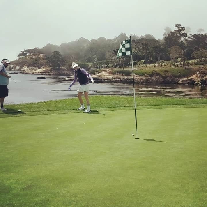 アンナ・ローソンのインスタグラム：「Finishing with a 🐦 always feels good!!! @pxg mustang was hot @ pebble rolling in 4 birdies... and so many par saves!! I will take it at #26weeks 🤰🏼 off the white tees.」