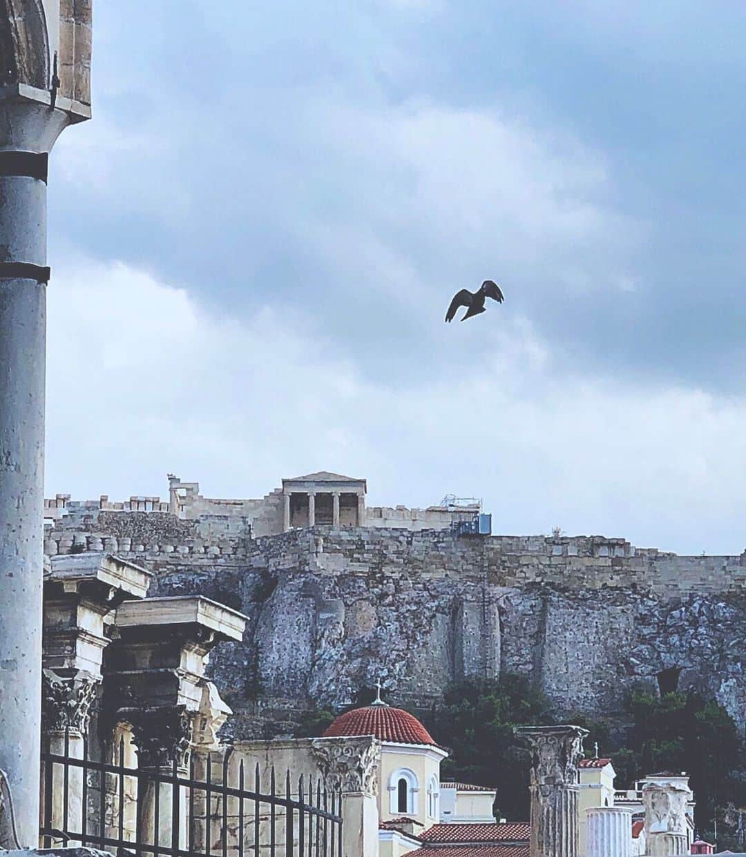 カロリーヌ・ド・メグレのインスタグラム：「ἀκρόπολις, Athens 🇬🇷💙」