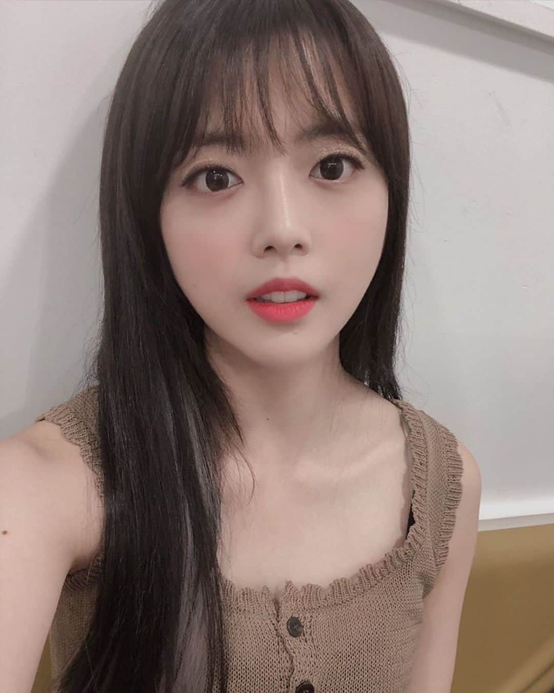 チ・スヨンのインスタグラム：「🌸 ▬ SUYEON TWITTER UPDATE: 키링들~~~~ 이렇게 새로운 키링 파트 들으니까 너무너무 신났다요~~~ 오늘도 응원해줘서 고맙고 우리 이번활동도 화이팅이에요👍❤️ #/위키미키 #/티키타카 #/☁️ #/지수연 ▬ ENG TRANS: Kilings~~~~ After listening to such a new killing part, I felt really really excited~~~ Thank you for the support today, fighting for our promotions as well👍❤️ #/WekiMeki #/TikiTaka #/☁️ #/JiSuyeon ▬ © WEKI MEKI ; 20190816 ▬ Weki Meki 2nd Single Album Repackage - WEEK END LOL ▬ #jisuyeon #suyeon #doyeon #yoojung #elly #sei #say #lua #rina #lucy #지수연 #수연 #김도연 #도연 #최유정 #엘리 #정해림 #세이 #이서정 #루아 #리나 #루시 #produce101 #wekimeki #weme #위키미키 #kpopf4f #kpopl4l」