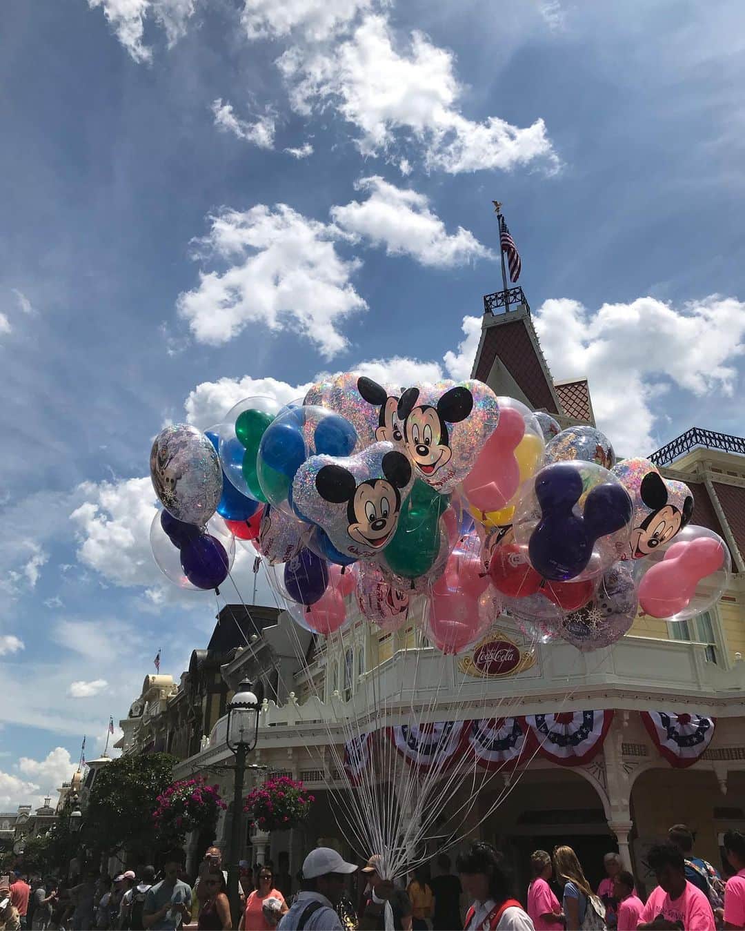 tiahy__のインスタグラム：「Magic Kingdom🏰. . . . . 毎回Disney Parksのballoonを買いたいのに、飛行機のため、いつも買えないのが悲しい😭ので写真におさめる🤳. . #wdw#waltdisneyworld#magickingdom」