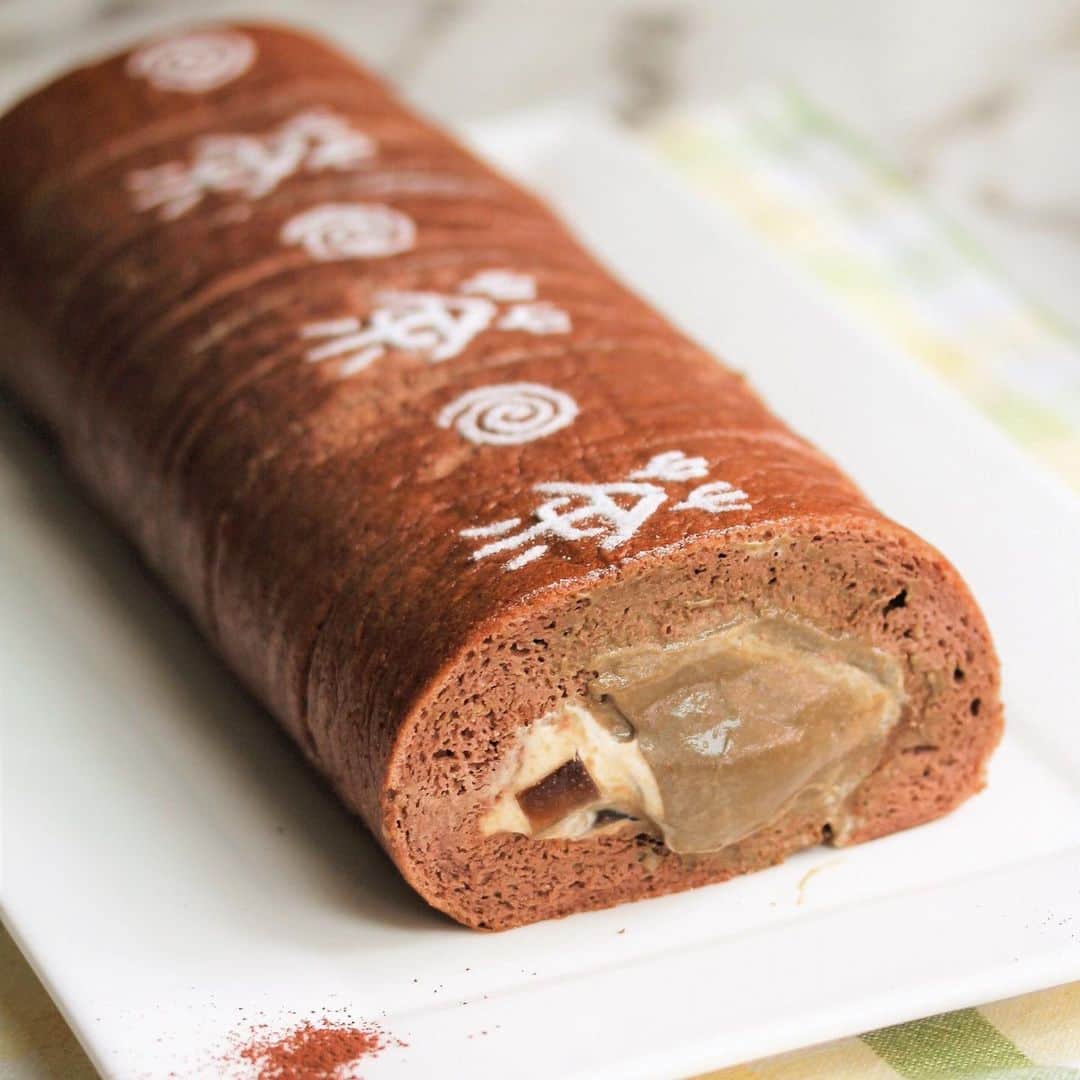 Li Tian の雑貨屋さんのインスタグラム写真 - (Li Tian の雑貨屋Instagram)「{Aug/Sept Bake Sales}  Hojicha Roll 2.0 🥃 Nutty tea flavors elevated to a next new level with this 2019 version featuring Hojicha Sponge that replaces the original chocolate sponge. Filled with 深煎りきな粉 （deep-roasted Kinako), hojicha tea jelly and luscious hojicha custard for an unadulterated indulgence  Available collection dates:  Aug 24,25,26,30,31  Sept 1,7,8,9,14,15  Kindly DM to order. Limited quantities each week and order is only confirmed upon payment. Thank you! 😊 • • • #dairycreamkitchen #singapore #desserts #igersjp #yummy #love #sgfood #foodporn #igsg #ケーキ  #instafood #gourmet #beautifulcuisines #onthetable #bonappetit #cafe #cake #f52grams #bake #sgcakes #スイーツ #cakes #feedfeed #pastry #sgcafe #seasonal #sgcake」8月17日 21時47分 - dairyandcream