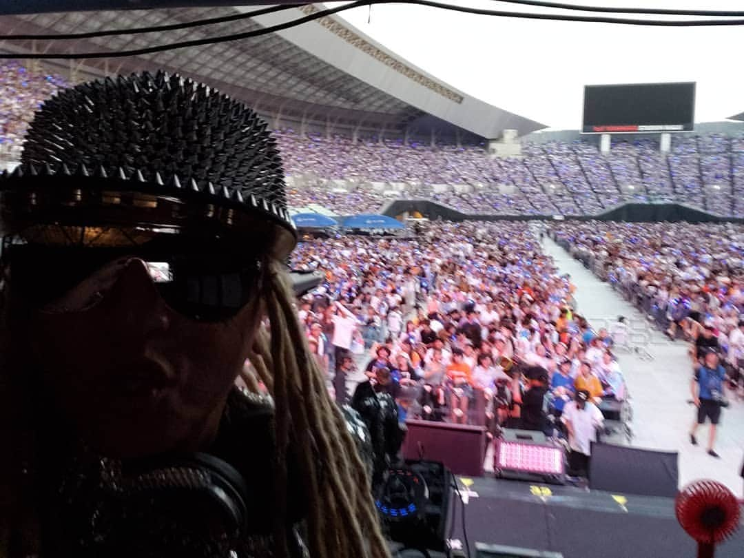 DJ KOOさんのインスタグラム写真 - (DJ KOOInstagram)「a-nation 2019！！ #大阪公演 ！！暑い中！！沢山のお客さま！！ご来場ありがとうございます！！40才も年のはなれたlolとのライブ！！その年齢差を感じさせない(と自分は思ってます)最高のステージでした！！若いグループに学ぶことも多く沢山の刺激をもらいました！！ 明日はTRF！！頑張ろう！！ #anation #lol #エルオーエル #TRF #DJKOO」8月17日 21時52分 - dj_koo1019