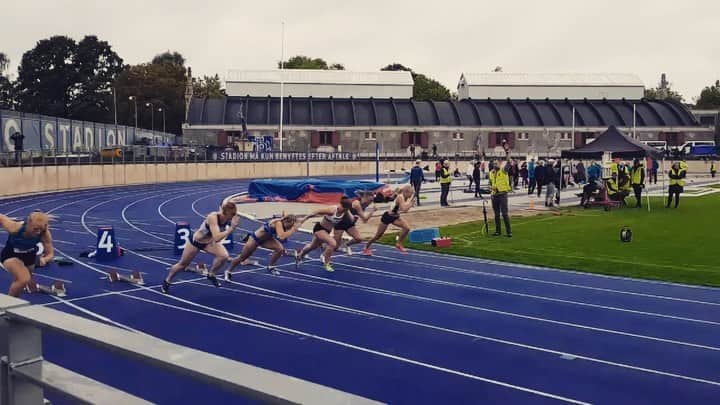 マチルドU・クラマーのインスタグラム：「BACK ON TRACK 🔥  Fantastisk at være tilbage på banen efter 9 uger med genoptræning og næsten ingen sprinttræning på programmet! 11.71s på et blæsende og regnfuldt Østerbrostadion ☔️. Vigtigst af alt - helt og aldeles smertefrit 🙏🏻. Det var intet mindre end en fornøjelse! #moretocome . . . . . #backontrack #backfrominjury #happy #nopain #hamstring #hamstringinjury #comeback #comingbackstronger #motivation #hungryformore #roadtodoha #roadtoworlds 🎥: @annemoeller87」