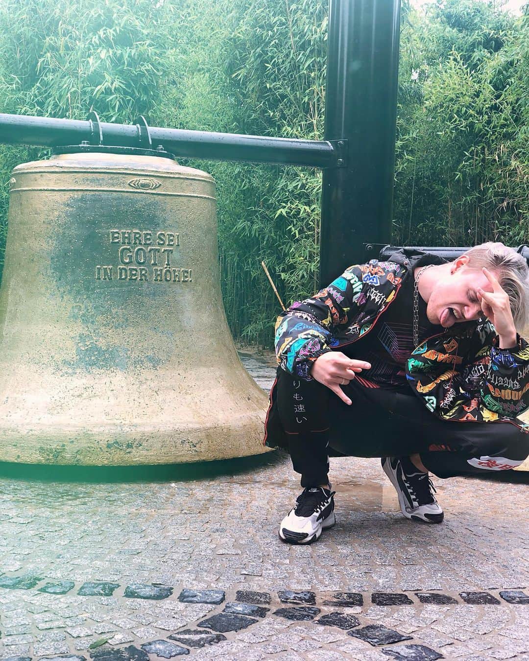 のインスタグラム：「Immer schön auf die Glogge drücken loide」