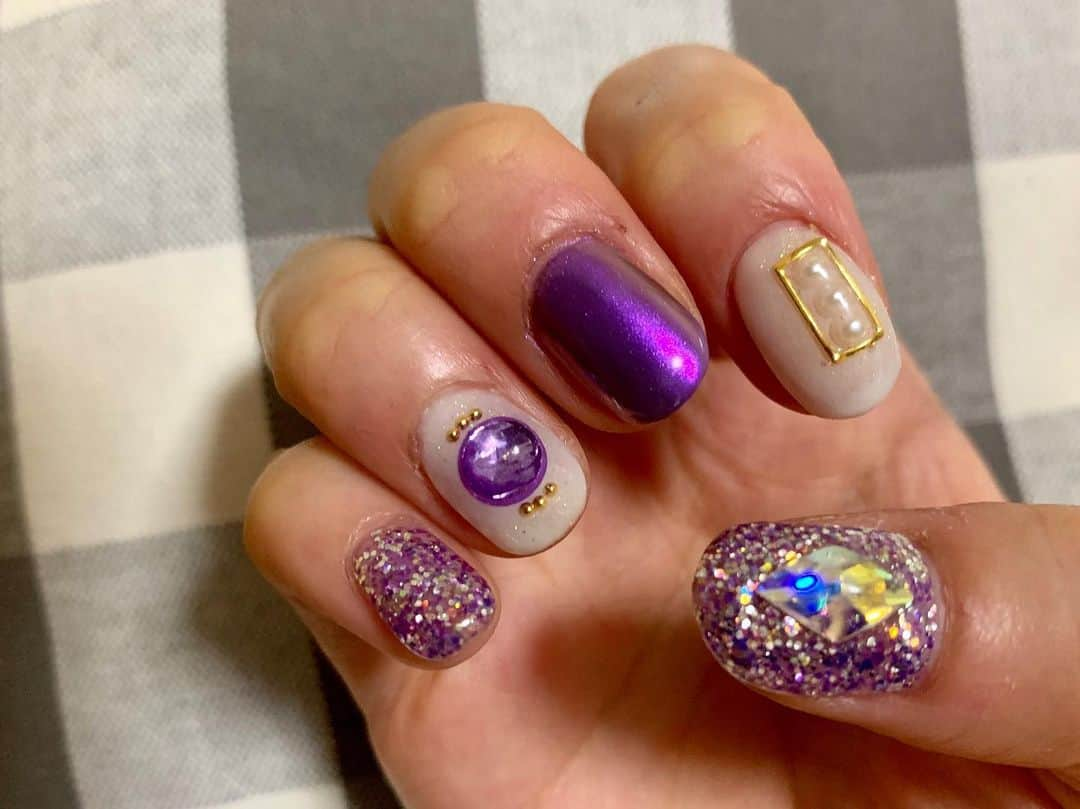 小此木まりさんのインスタグラム写真 - (小此木まりInstagram)「💅 cocotte harajukuさまにて NEW nail☺︎ 最近だいすきな紫色で キラキラにしていただきました。 久しぶりのnail、 やっぱりいいですネ…！ ありがとうございました！！ #cocotteharajuku #newnail #紫 #パープル #キラキラ」8月17日 21時57分 - mariokonogi