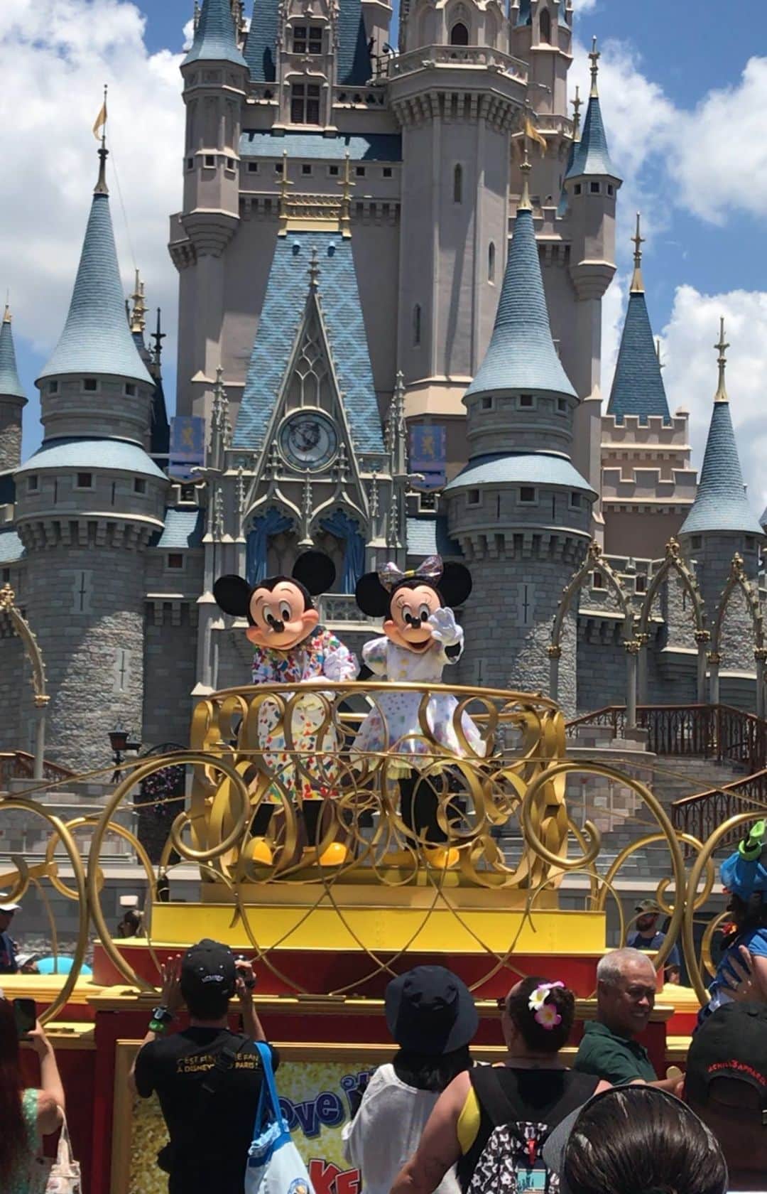 tiahy__のインスタグラム：「Magic Kingdomで絶対に絶対に観たかったパレード. . . 90周年おめでとう！！. . . . 2時間とか待たなくても最前で観れる幸せ♡ . . #wdw#epcot#waltdisneyworld#magickingdom」