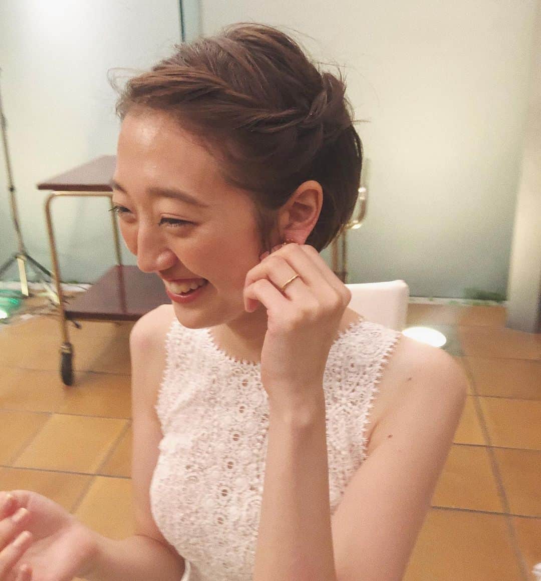畑田萌のインスタグラム：「マツエクもジェルネイルもしない花嫁さん、はじめて見た気がする。ヘアメイクもリハなし... 素がかわいいから、髪もささっと1分で完成。なにもしていなさすぎる。軽井沢まで、ご用命ありがとう☺️ (weddingのお問い合わせはDMからお願いいたします。)」